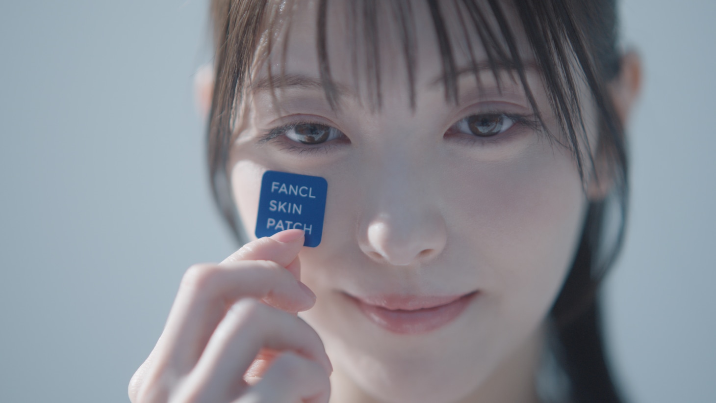 Mrs. GREEN APPLEと浜辺美波が出演する「FANCL SKIN PATCH」新テレビCMより。