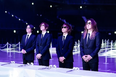 献花するLUNA SEAメンバー。左からRYUICHI（Vo）、SUGIZO（G, Violin）、INORAN（G）、J（B）。