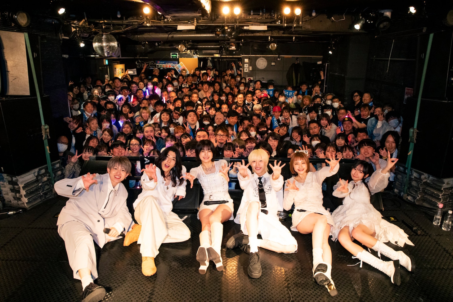 BiTE A SHOCK「FiNAL BiTE」第1部の集合写真。（撮影：外林健太）