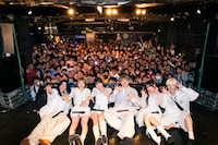 BiTE A SHOCK「FiNAL BiTE」第2部の集合写真。（撮影：外林健太）