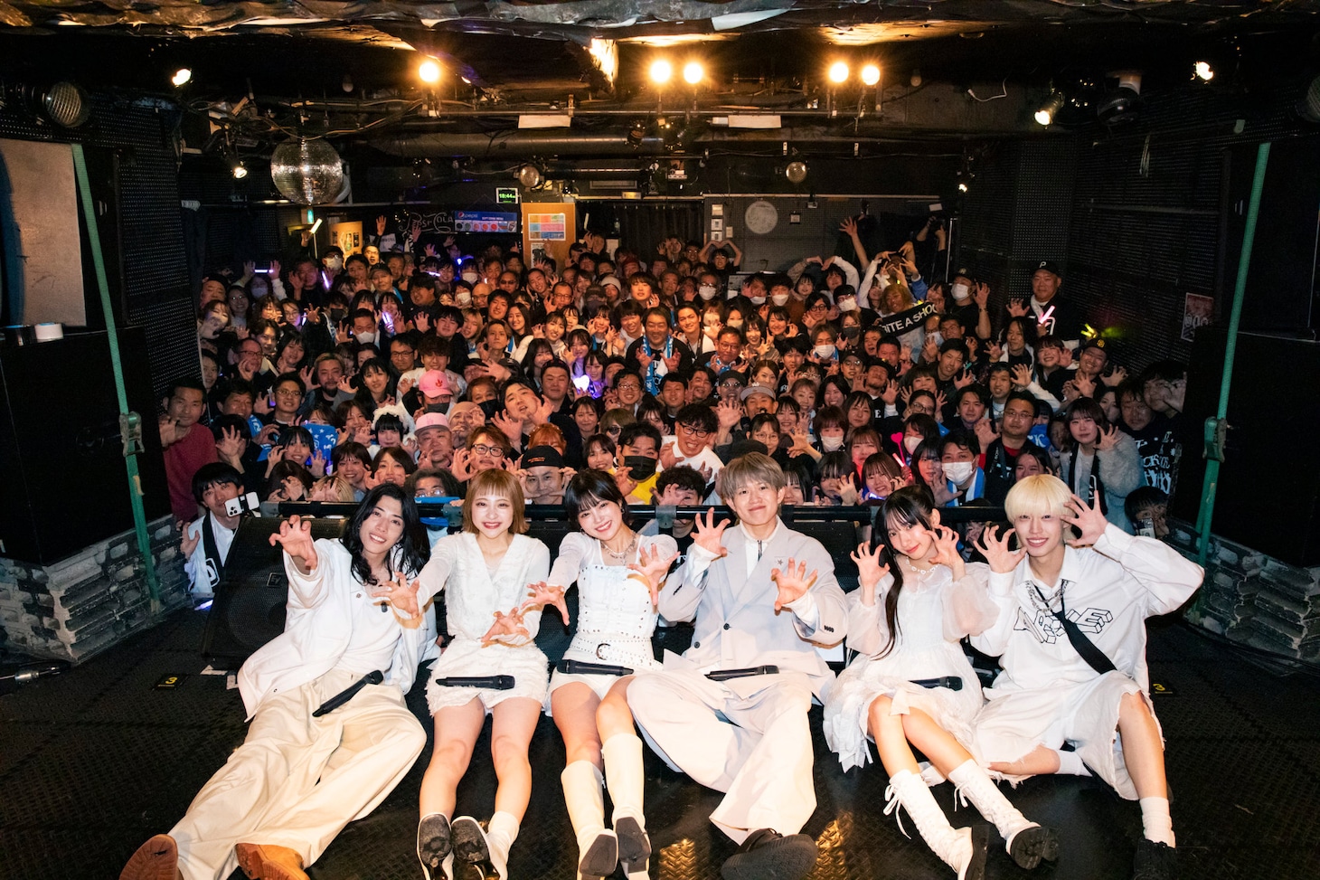 BiTE A SHOCK「FiNAL BiTE」第2部の集合写真。（撮影：外林健太）