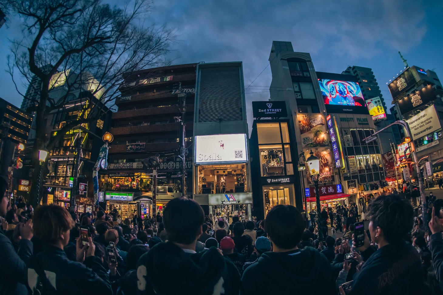 3月7日に行われたSoalaのフリーライブの様子。（撮影：ハヤシマコ）