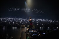 光の海になったフロアを眺めるSKRYU。（Photo by Fumi）