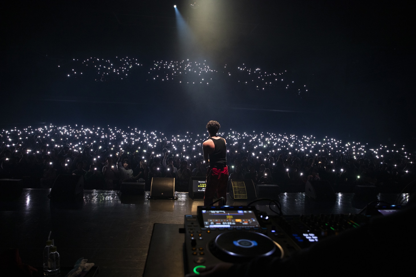 光の海になったフロアを眺めるSKRYU。（Photo by Fumi）