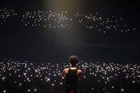 光の海になったフロアを眺めるSKRYU。（Photo by Fumi）