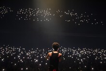 光の海になったフロアを眺めるSKRYU。（Photo by Fumi）