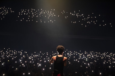 光の海になったフロアを眺めるSKRYU。（Photo by Fumi）