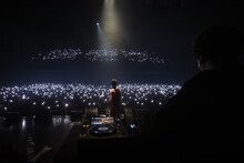 光の海になったフロアを眺めるSKRYU。（Photo by Fumi）