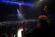 光の海になったフロアを眺めるSKRYU。（Photo by Fumi）