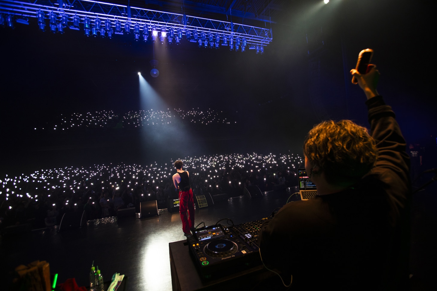 光の海になったフロアを眺めるSKRYU。（Photo by Fumi）