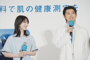 左から浜辺美波、若井滉斗。