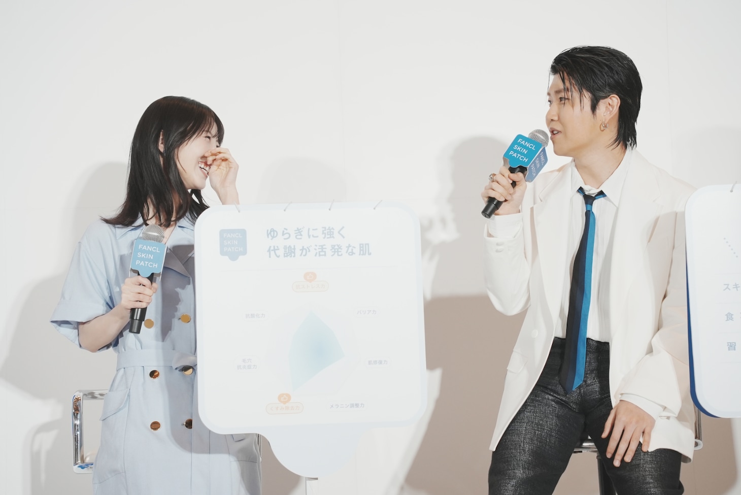 若井滉斗の発言がツボに入った浜辺美波（左）。