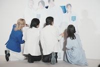 パネルにサインを書き入れる藤澤涼架、大森元貴、若井滉斗、浜辺美波。