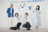 全身パネルとMrs. GREEN APPLE、浜辺美波。