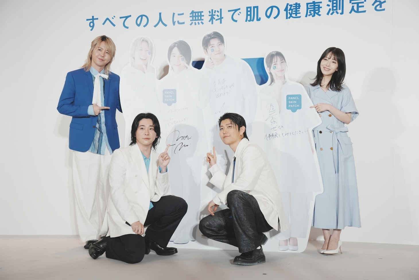 全身パネルとMrs. GREEN APPLE、浜辺美波。