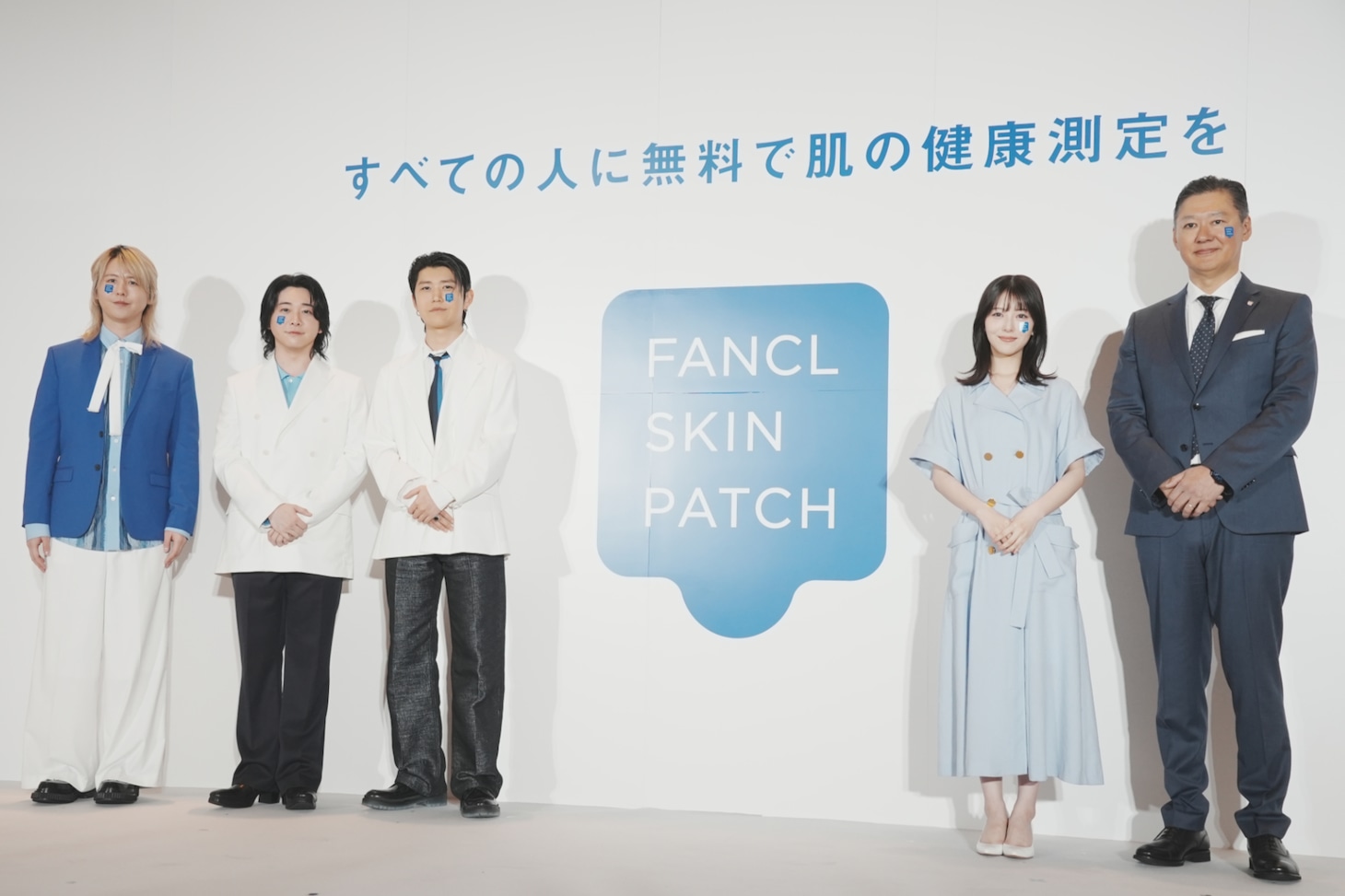 左から藤澤涼架、大森元貴、若井滉斗、浜辺美波、ファンケル代表取締役執行役員三橋英記氏。