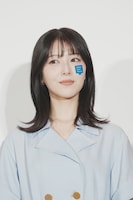 「FANCL SKIN PATCH」を頬に貼り付けた浜辺美波。