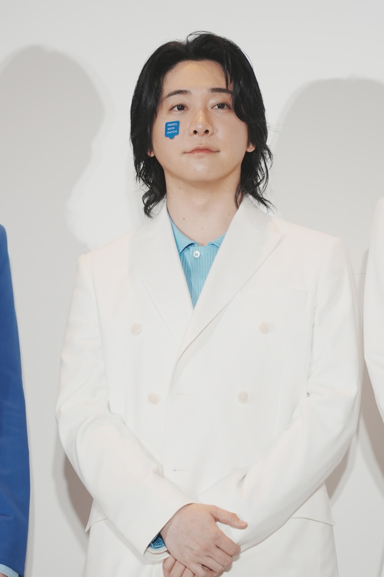 「FANCL SKIN PATCH」を頬に貼り付けた大森元貴（Mrs. GREEN APPLE）。