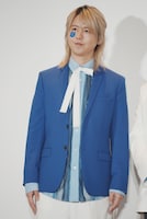 「FANCL SKIN PATCH」を頬に貼り付けた藤澤涼架（Mrs. GREEN APPLE）。