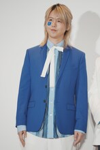 「FANCL SKIN PATCH」を頬に貼り付けた藤澤涼架（Mrs. GREEN APPLE）。