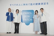 「FANCL SKIN PATCH」を頬に貼り付けた藤澤涼架、大森元貴、浜辺美波、若井滉斗。