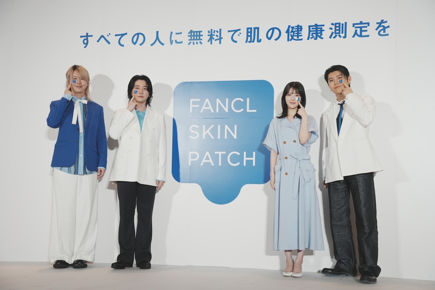 「FANCL SKIN PATCH」を頬に貼り付けた藤澤涼架、大森元貴、浜辺美波、若井滉斗。