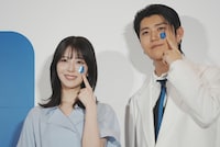 「FANCL SKIN PATCH」を頬に貼り付けた浜辺美波、若井滉斗。
