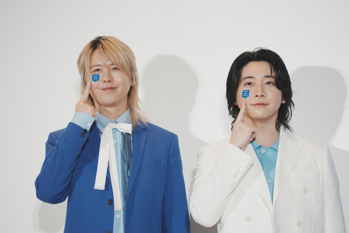 「FANCL SKIN PATCH」を頬に貼り付けた藤澤涼架、大森元貴。