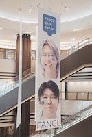 ミッドタウン日比谷1階アトリウムに展示されている藤澤涼架と若井滉斗の垂れ幕。