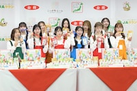 オリジナルグミポーチをアピールするAKB48。