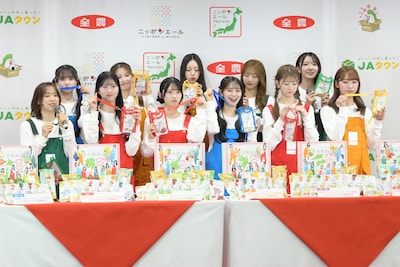 オリジナルグミポーチをアピールするAKB48。