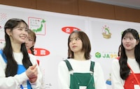 質問に答える伊藤を見守る先輩メンバーたち。