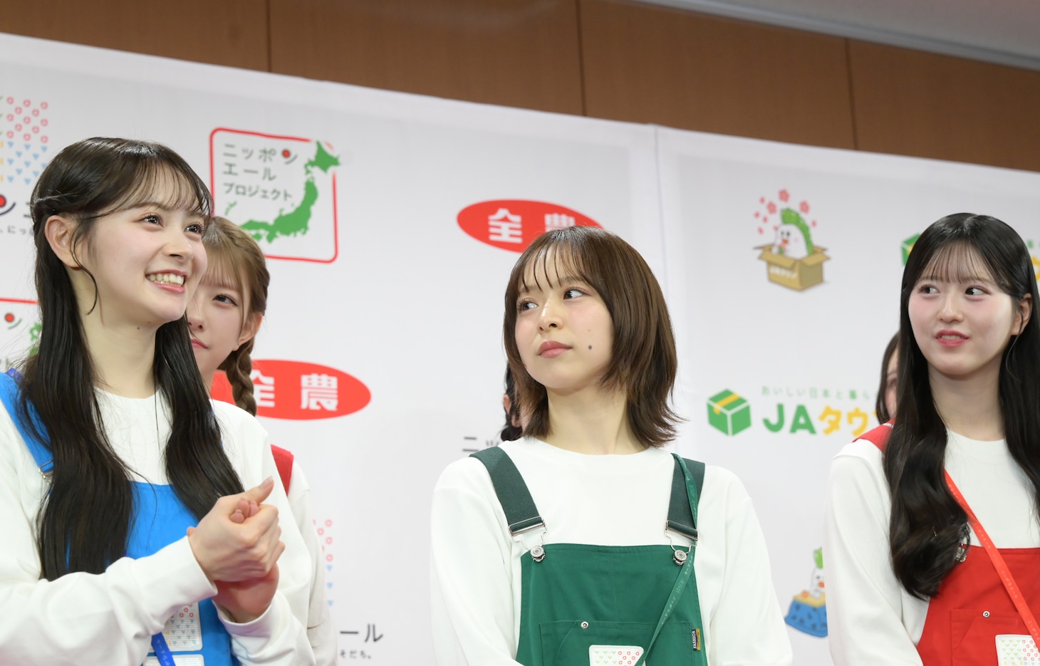 質問に答える伊藤を見守る先輩メンバーたち。