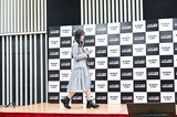 会見場に登場する正源司陽子（日向坂46）。
