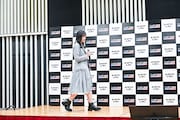 会見場に登場する正源司陽子（日向坂46）。