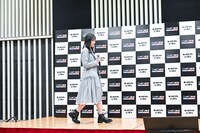 会見場に登場する正源司陽子（日向坂46）。
