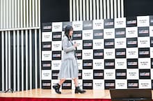 会見場に登場する正源司陽子（日向坂46）。