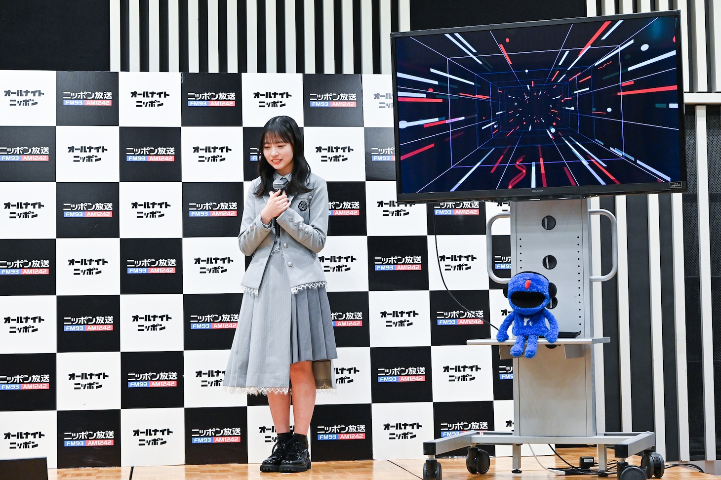 もう1人の新パーソナリティの登場を待つ正源司陽子（日向坂46）。