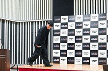 会見場に登場する山口一郎（サカナクション）。