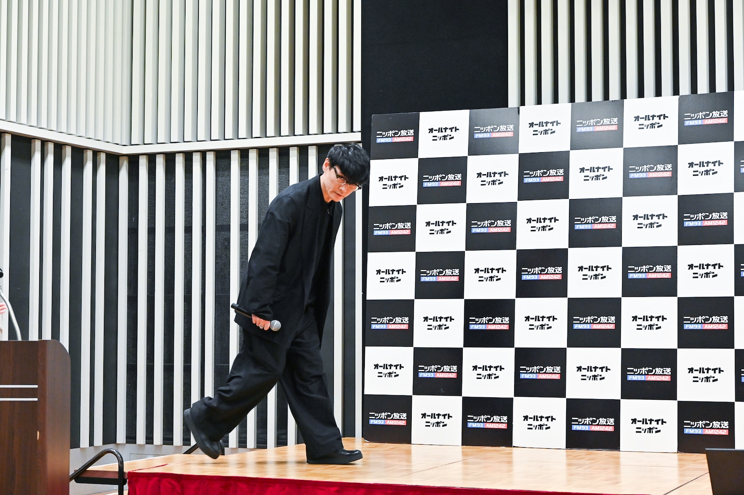 会見場に登場する山口一郎（サカナクション）。