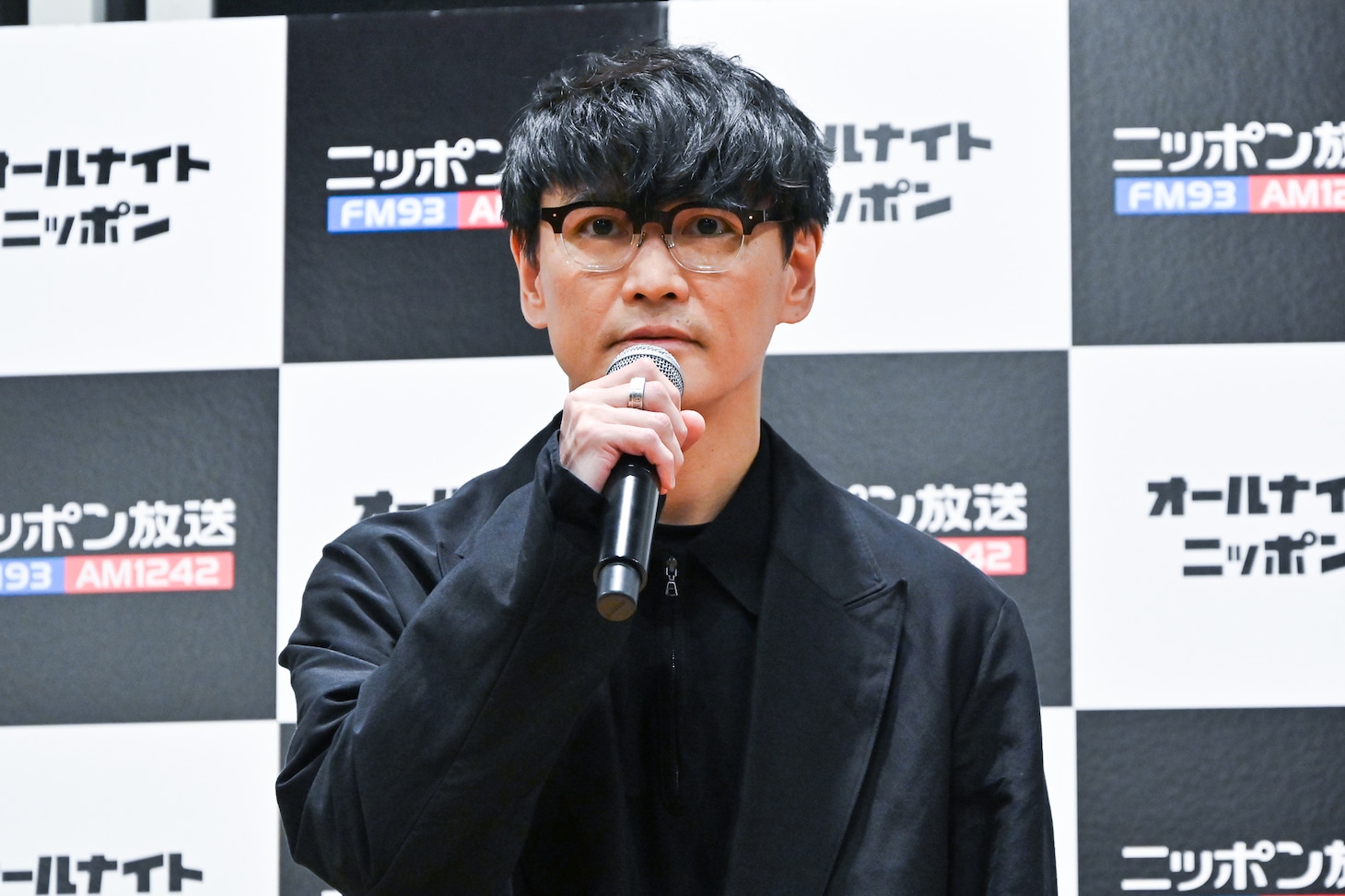 挨拶する山口一郎（サカナクション）。