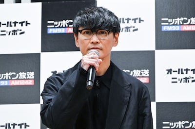 挨拶する山口一郎（サカナクション）。