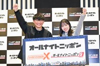 カメラマンからガッツポーズを求められ続ける「オールナイトニッポン」に気合い十分の山口一郎（サカナクション）と正源司陽子（日向坂46）。