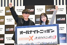 カメラマンからガッツポーズを求められ続ける「オールナイトニッポン」に気合い十分の山口一郎（サカナクション）と正源司陽子（日向坂46）。