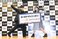 カメラマンにさまざまな表情を見せる十分の山口一郎（サカナクション）と正源司陽子（日向坂46）。