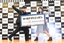 カメラマンにさまざまな表情を見せる十分の山口一郎（サカナクション）と正源司陽子（日向坂46）。