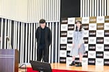 会場を去る十分の山口一郎（サカナクション）と正源司陽子（日向坂46）。