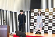 会場を去る十分の山口一郎（サカナクション）と正源司陽子（日向坂46）。