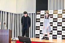 会場を去る十分の山口一郎（サカナクション）と正源司陽子（日向坂46）。