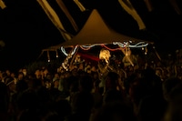 奄美大島での凱旋フリーライブ「シマユイあまみ」にてパフォーマンスするReoNa。